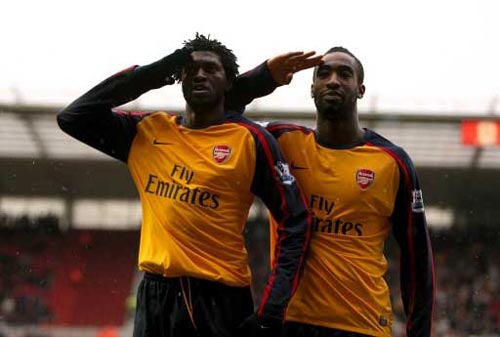  阿森纳双枪合力破僵局，萨卡造点助球队突围  